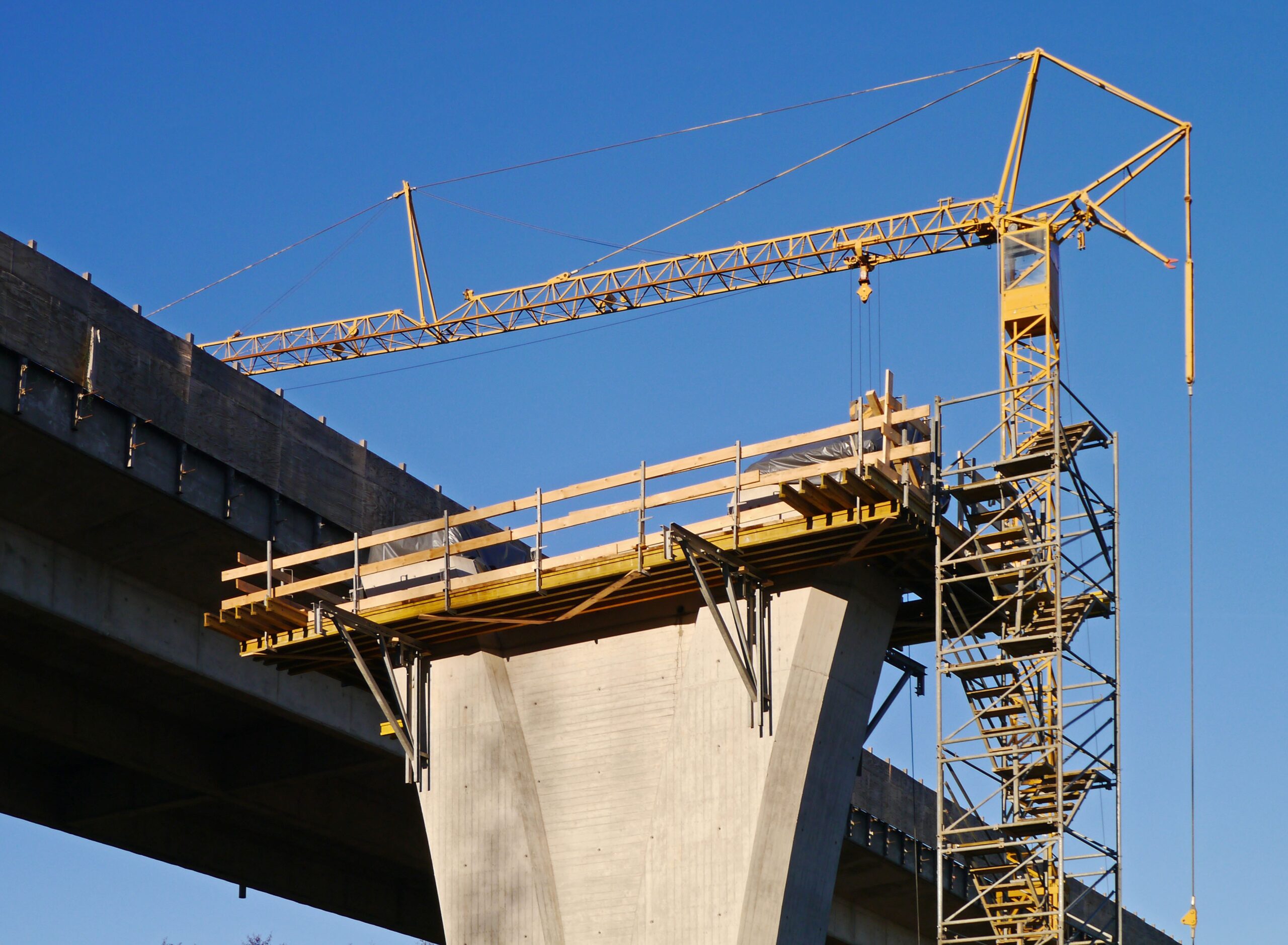Photo dechantier de la construction d'un pont